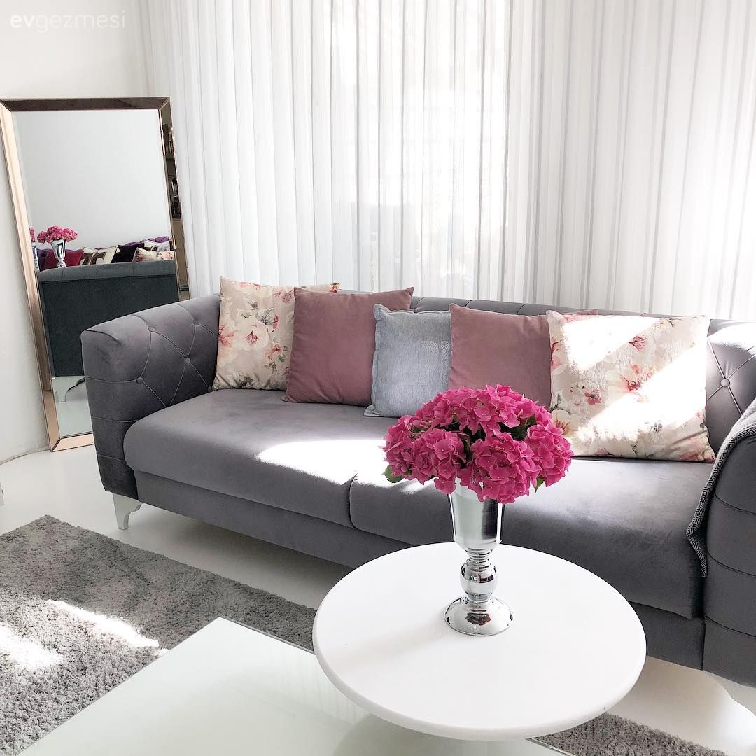 Modern stile klasik dokunuşlar.. Mor ve gri uyumunun hakimiyetinde bir dekor..