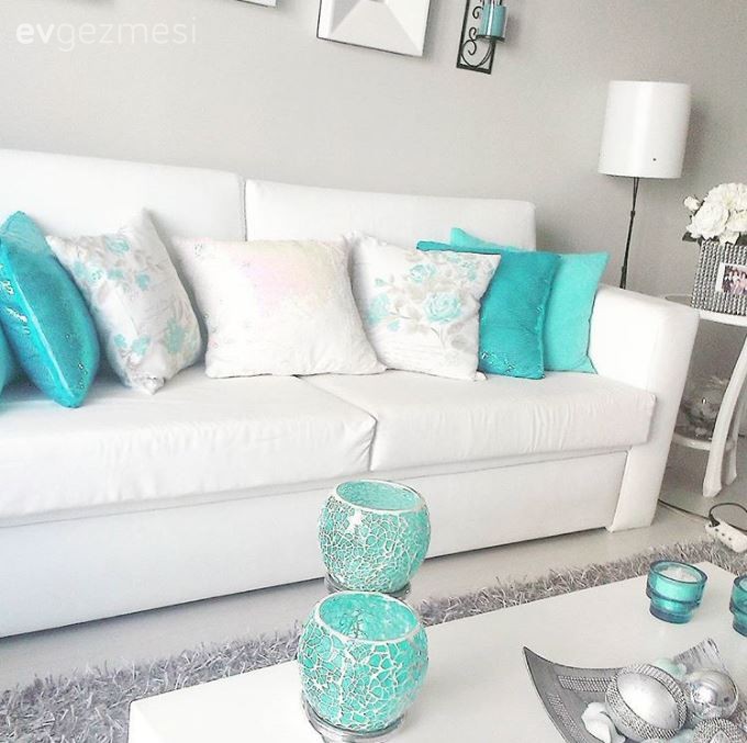 Dekoratif obje değişimleriyle Filiz hanımın salonun binbir rengi..