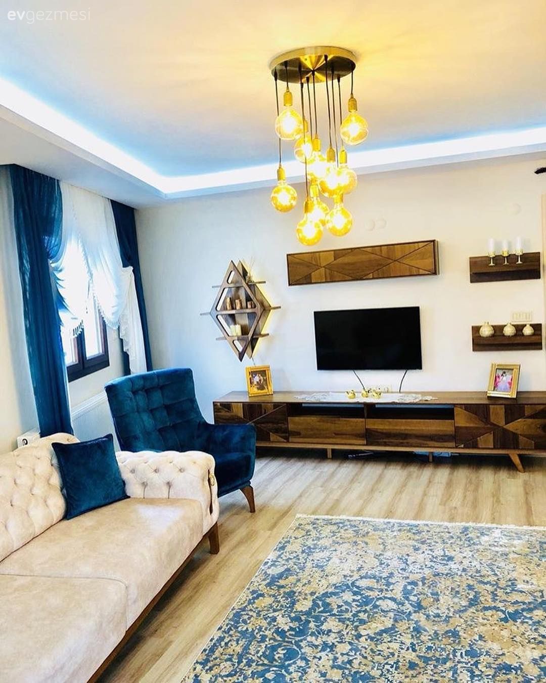 Salon, Avize, Tv ünitesi, Kruvaze perde, Mavi, Halı, Berjer, Ahşap Mobilya