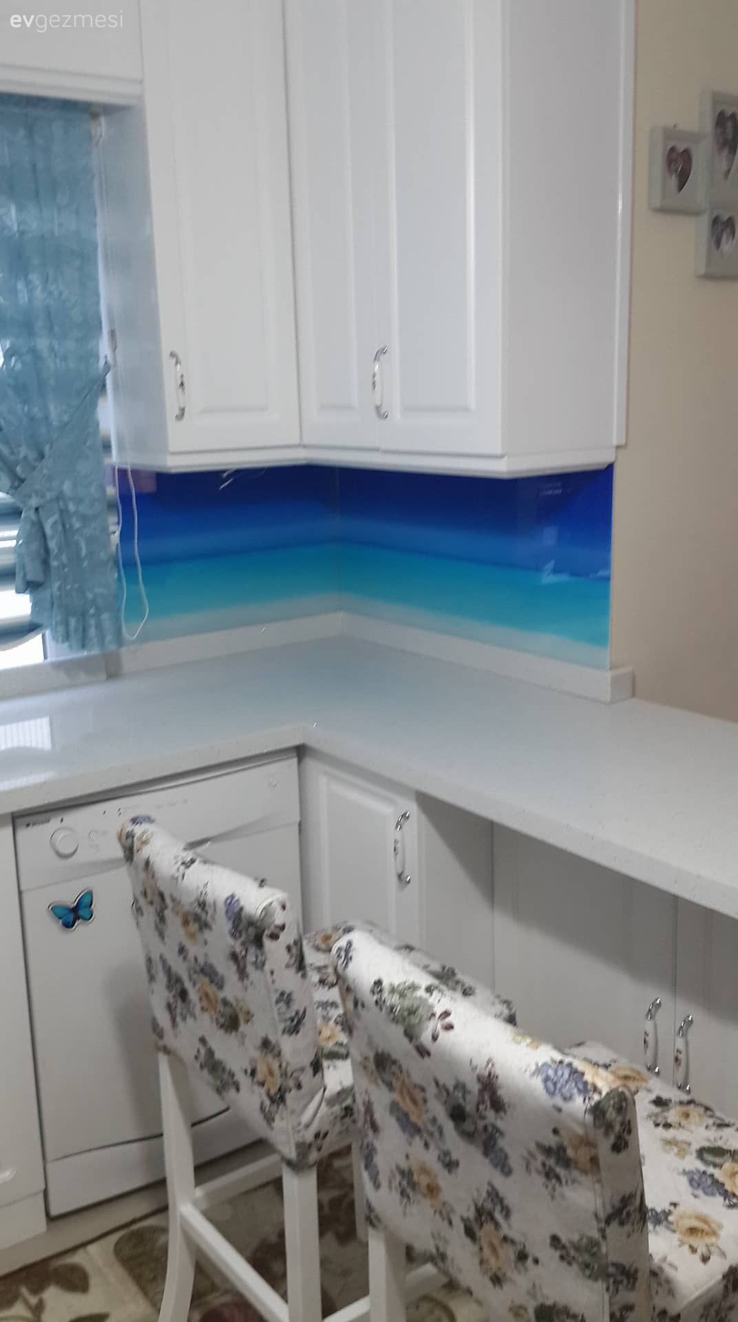 Okyanus manzaralı tezgah arasıyla ferahlatan bir dekor. Özlem hanımın mutfağı..