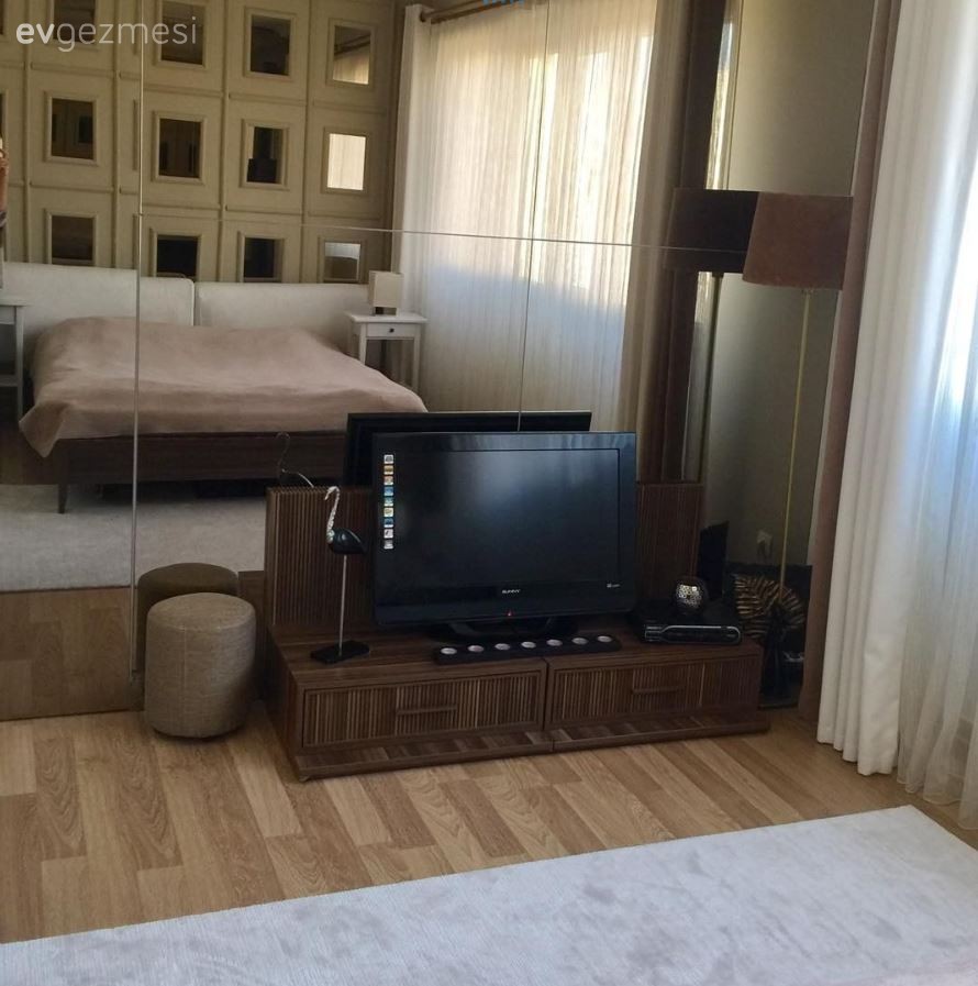 Ayna ve çıtalar ile zenginleşsin duvar.. Elif hanımın duvar dekoru..