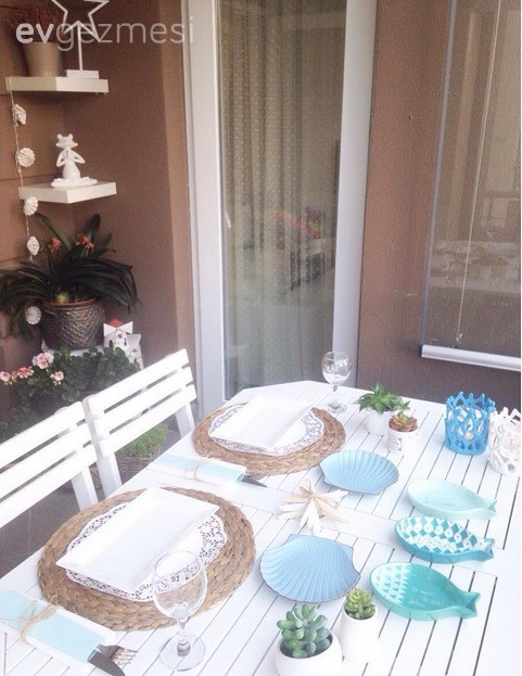 Beyazın canlı renklerle kombinlendiği içimizi açan bir ev