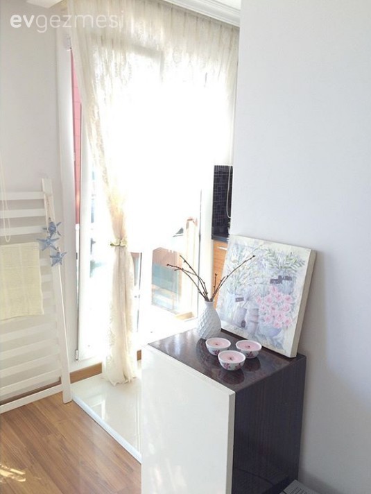 Açık renklerle döşenmiş içimizi açan ferah bir ev..