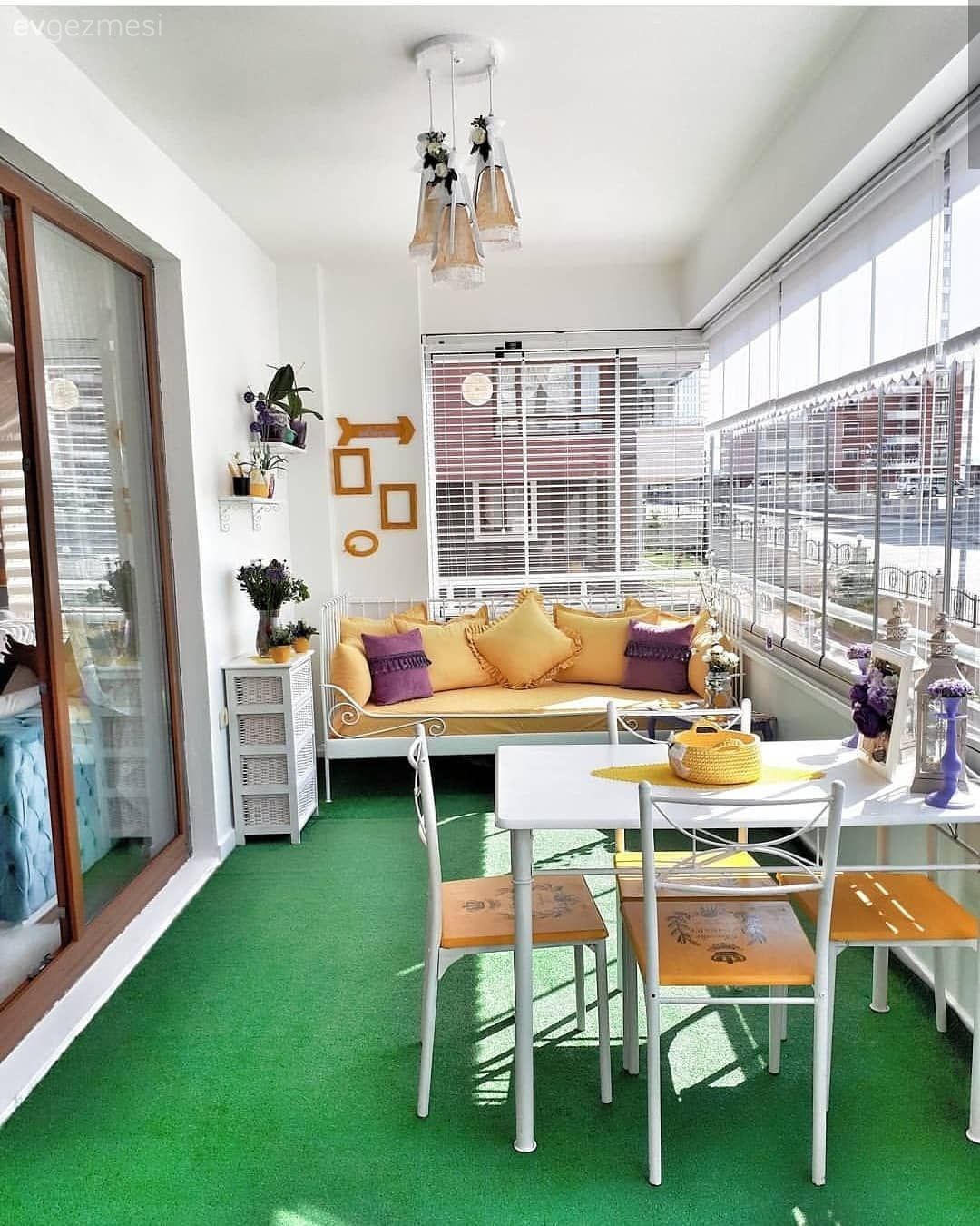 Canlı tonlardan huzur veren renklere. El emeği ile şahane bir balkon dönüşümü..