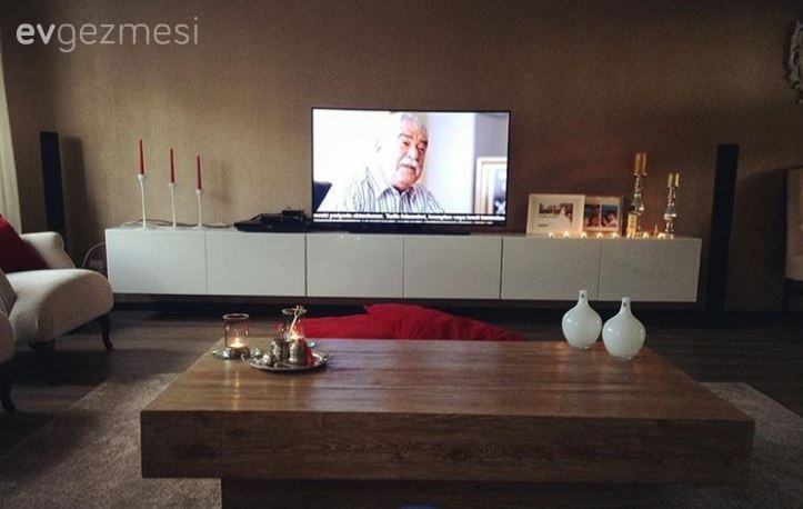 Müberra hanımın toprak renklerine kırmızı vurgulu sıcak evi..