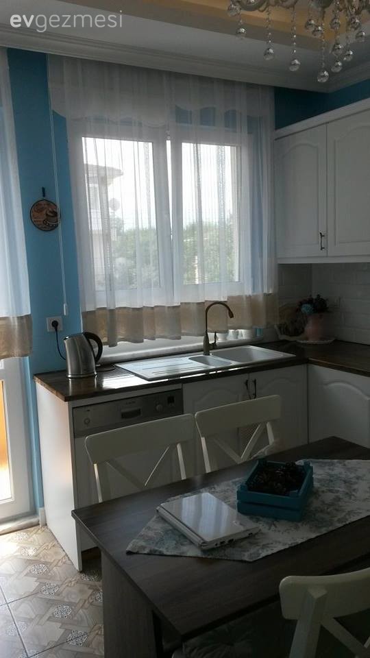 Gülay hanımın country ve rustik esintili özgün mutfağı ve şık banyosu.