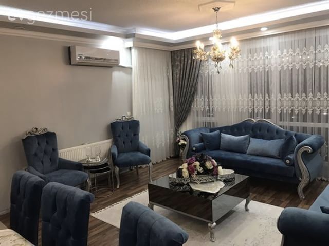 Avize, Berjer, Fon perde, Halı, Mavi, Orta sehpa, Perde, Salon, Aydınlatma