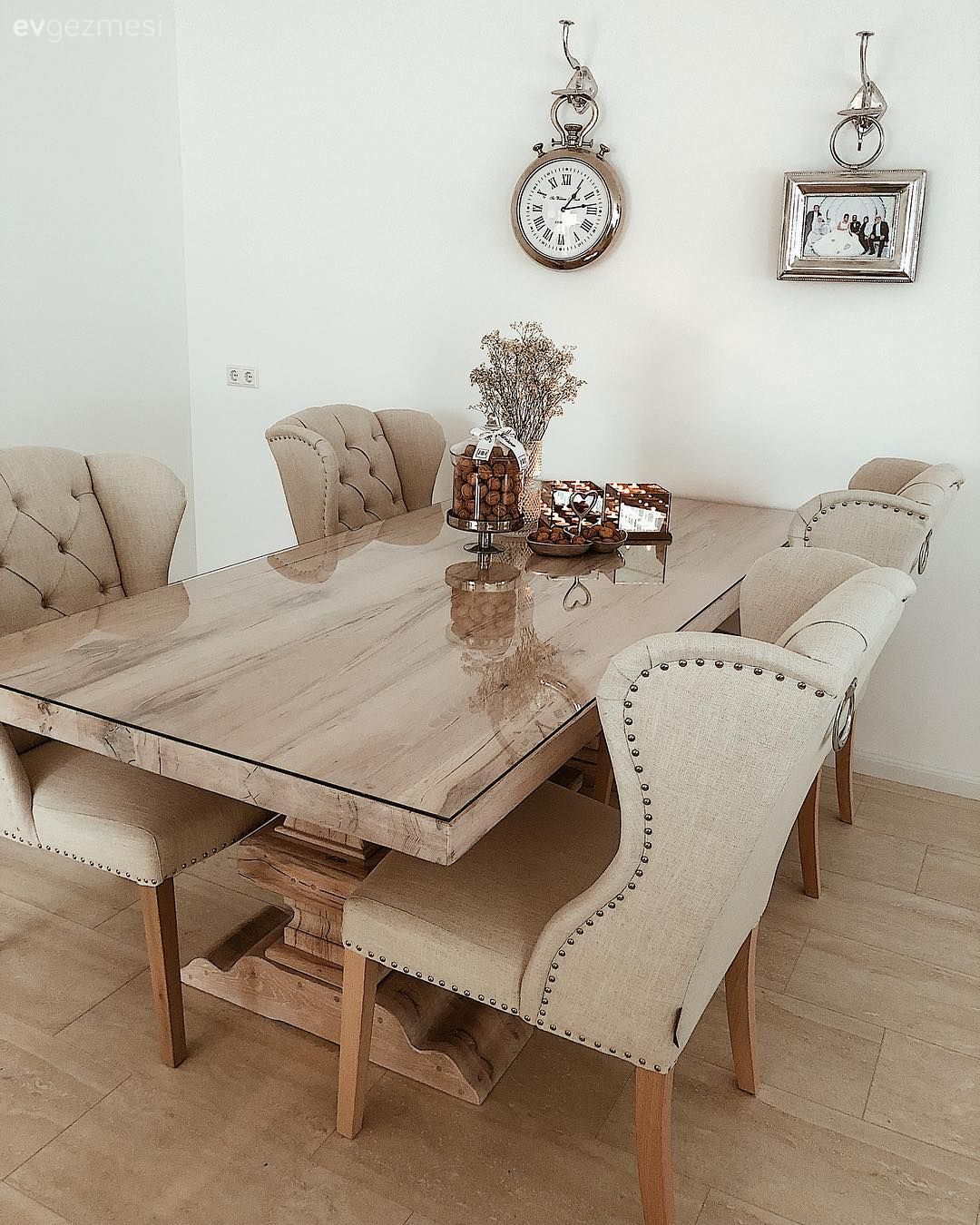 Bu Evin Sade Şıklığı, Kuş gibi Hafif Bir Hissi Var