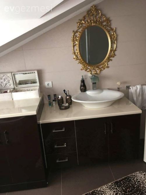 Altın, Banyo, Çatı katı