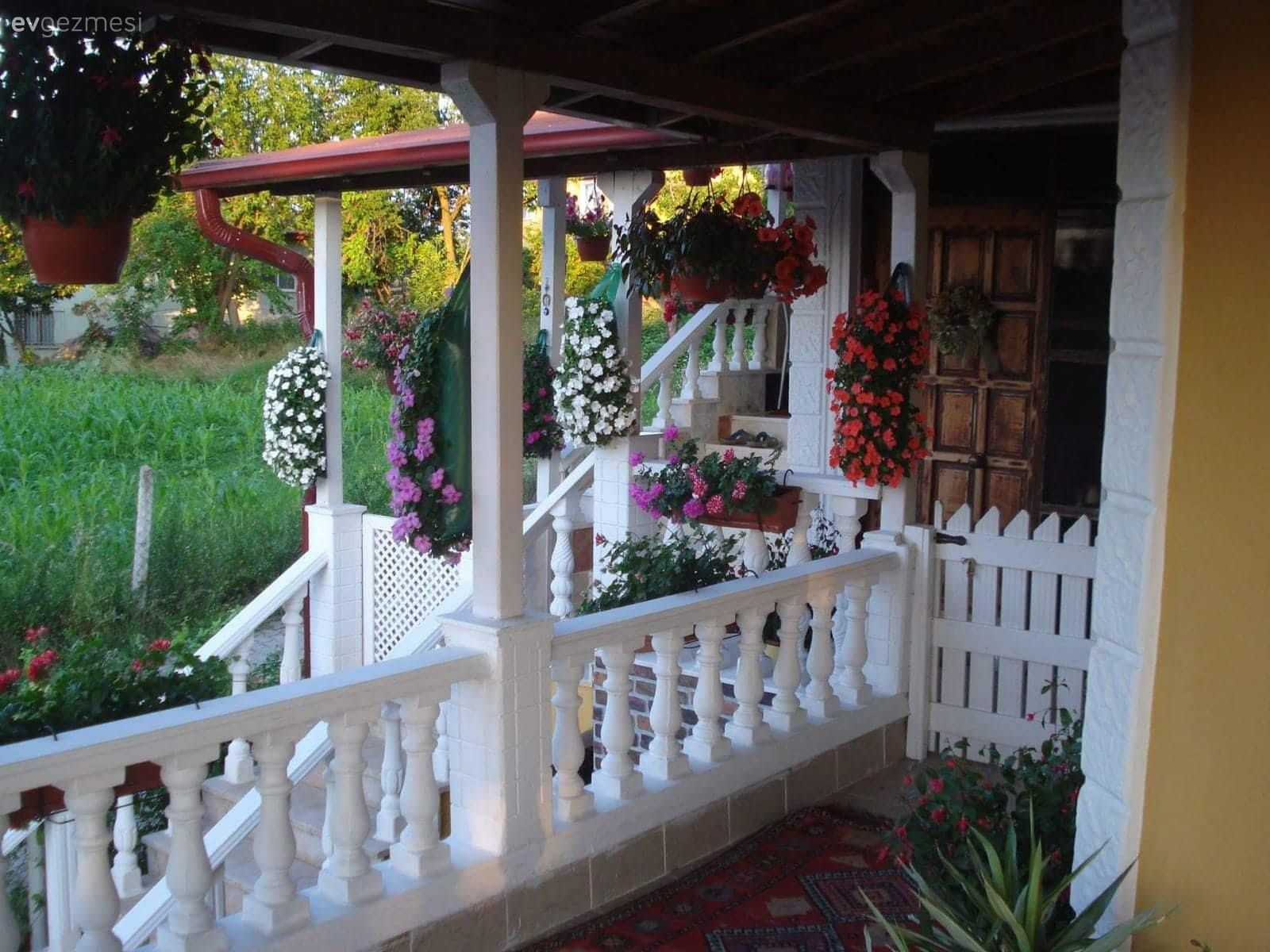 Rengarenk çiçekleri ile sanki cennetten bir köşe. Yasemin hanımın evi ve bahçesi..