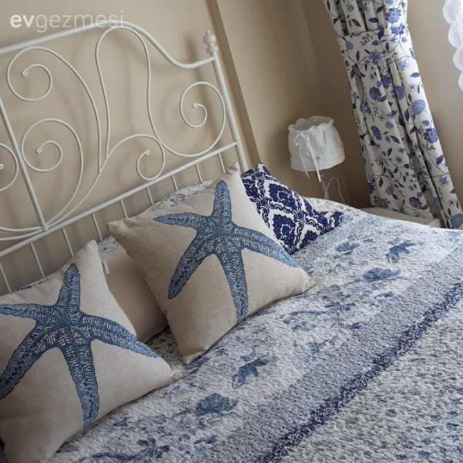 Farklı stil ve zamandan eşyaların uyum içinde kullanıldığı bir ev..