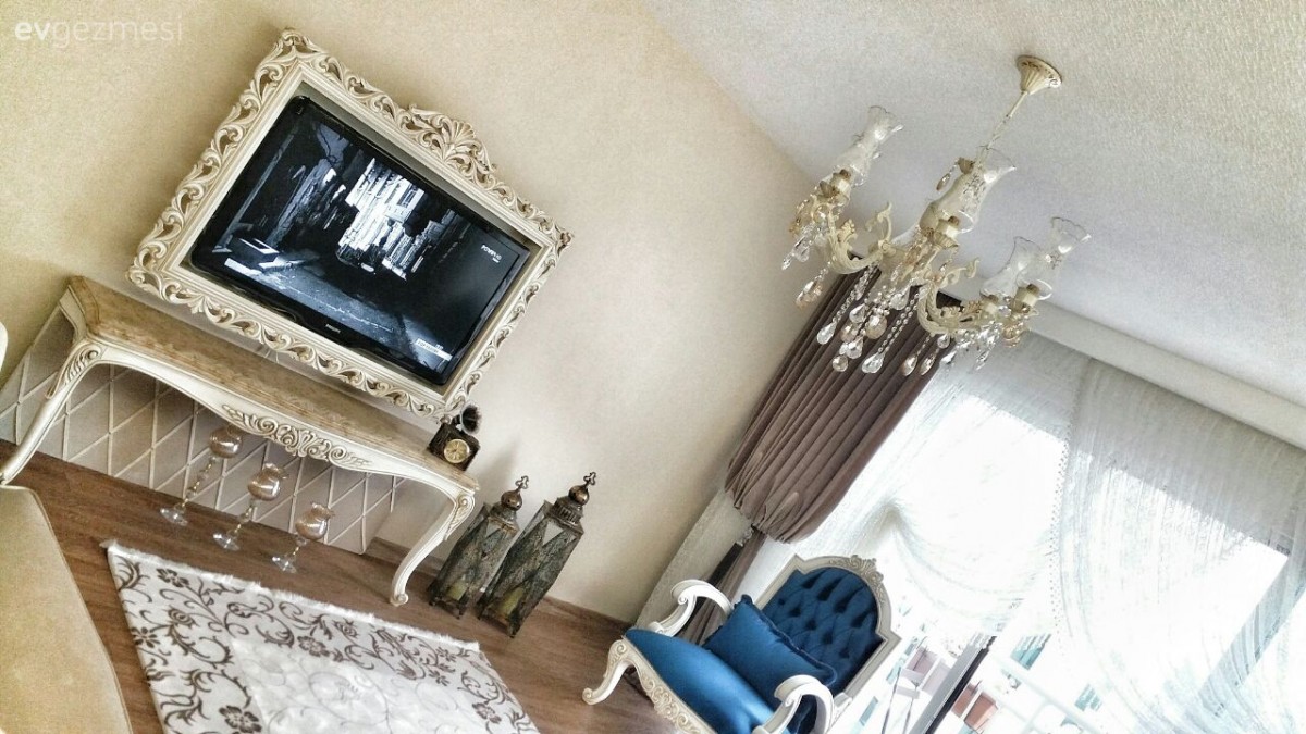 Avize, Berjer, Dresuar, Krem, Lacivert, Perde, Salon, Tv ünitesi, Aydınlatma