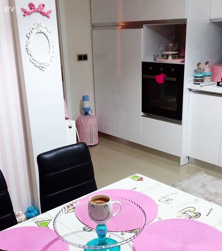 Beyaz mutfak, Mutfak, Mutfak masası