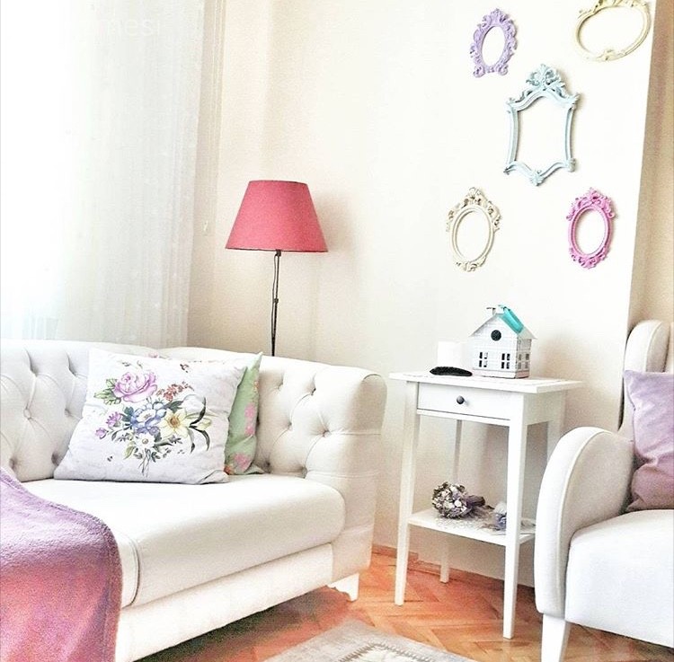 Beyaz, Duvar dekorasyonu, Lambader, Mor, Oturma Odası, Yan sehpa, Aydınlatma