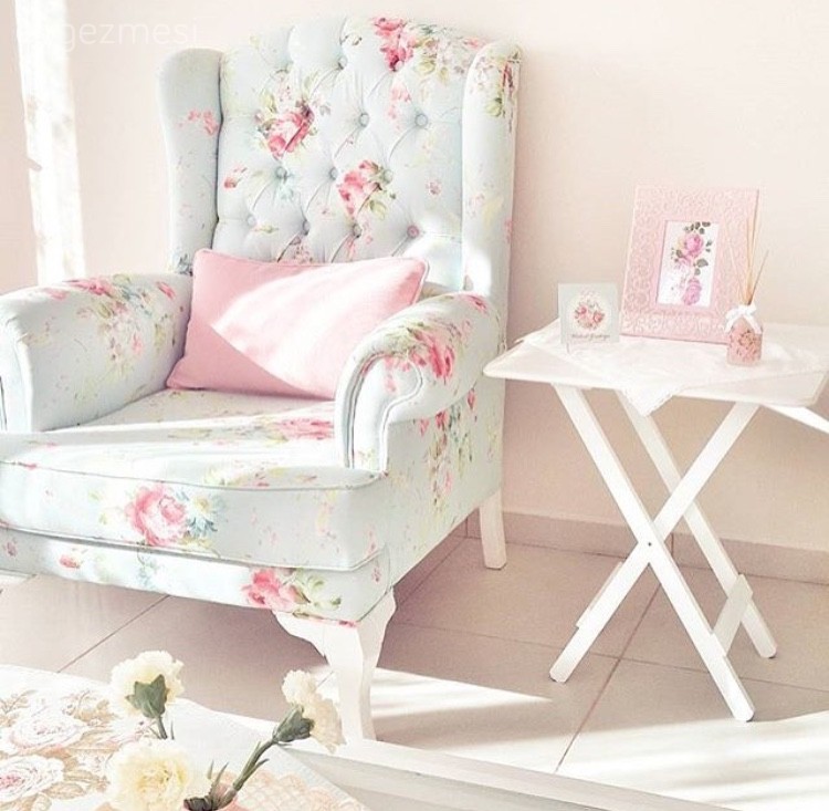 Hatice hanımın çiçekler açan pastel evi..