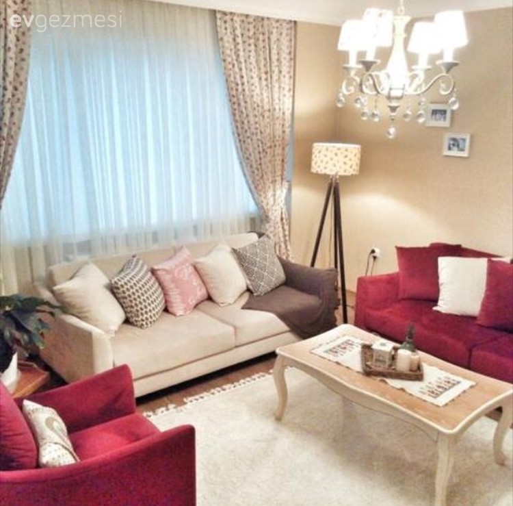 Berjer, Fon perde, Halı, Kırmızı, Krem, Lambader, Orta sehpa, Salon, Perde, Aydınlatma