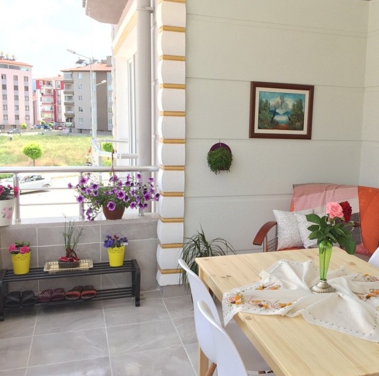 Mehtap hanımın sıcak renklerle keyifli bir atmosfere bürünen evi..