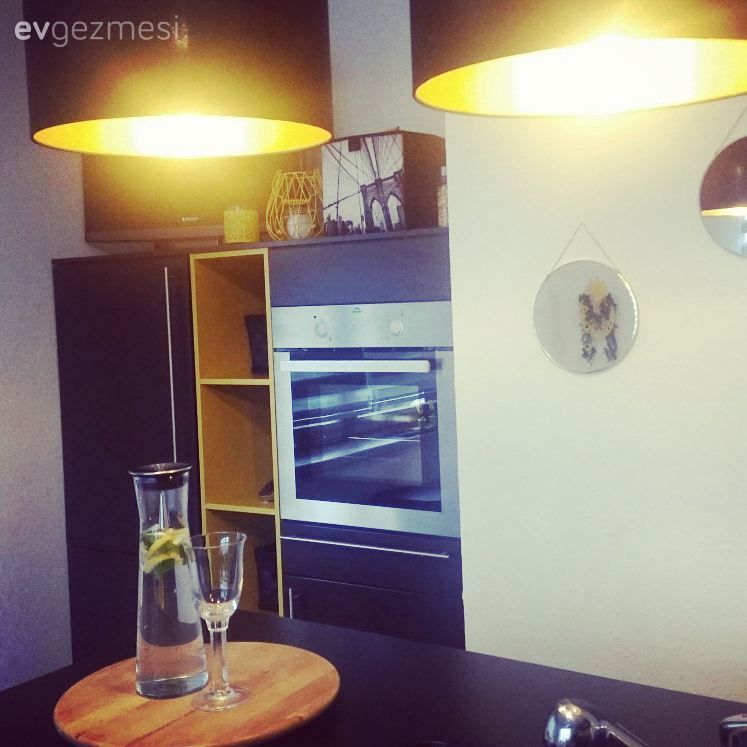 Sarı dokunuşlarla canlanan sıradışı bir siyah mutfak. Tuğba hanımın öncesi&sonrası mutfak dönüşümü.