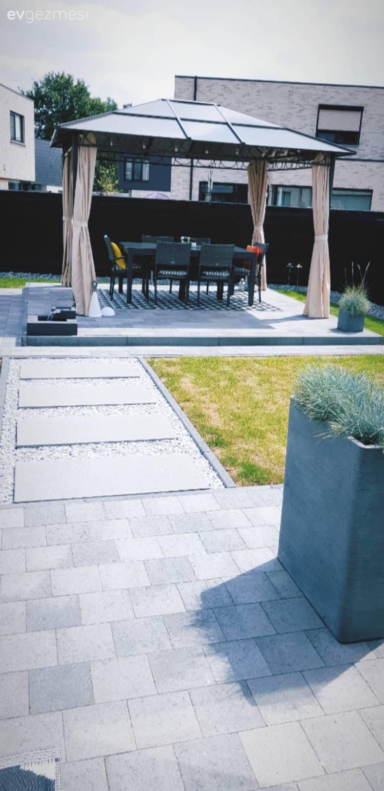 Bahçe Dekorasyonu: Mobilya ve Aksesuarlarla Güzelleşen Bahçeli Evler