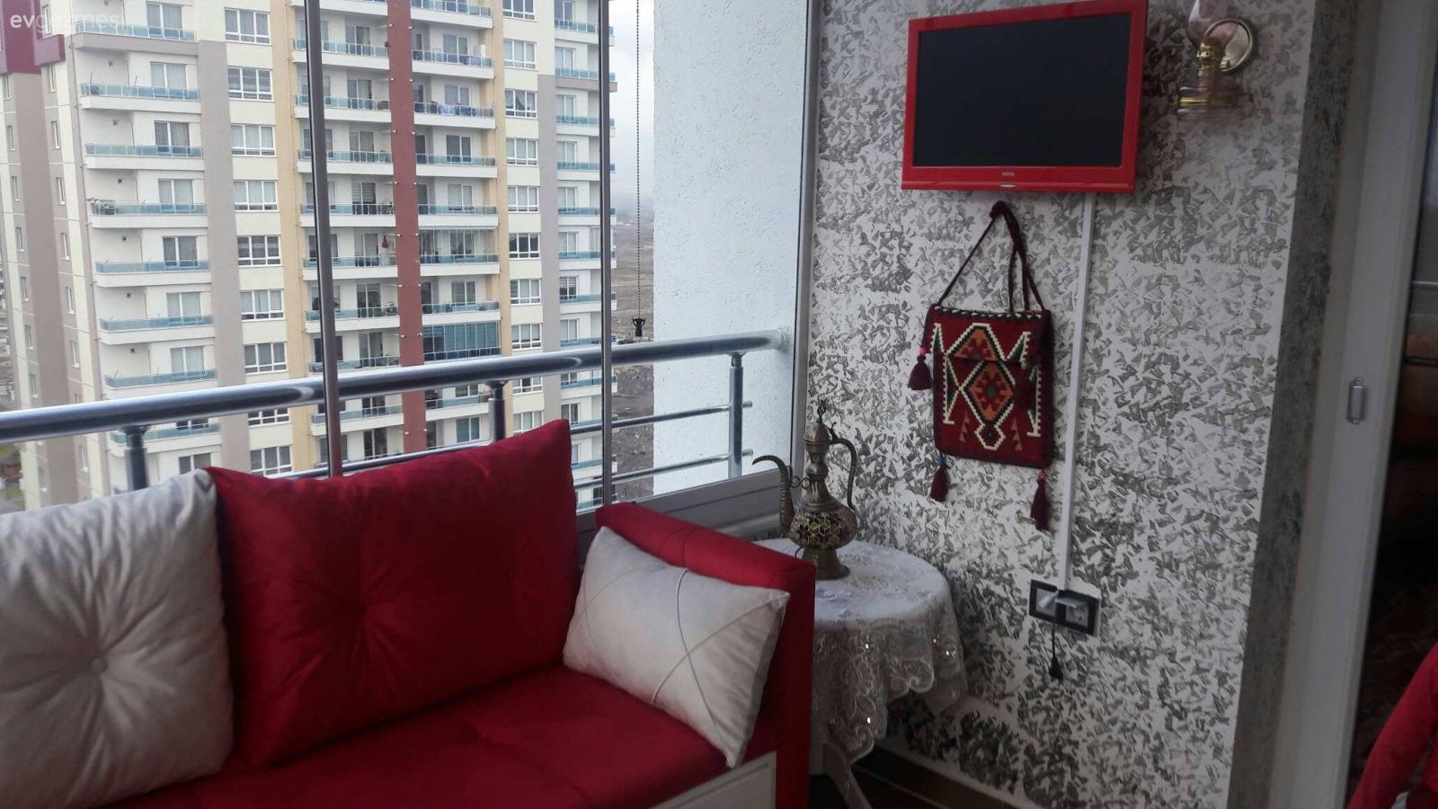 Her odasında kırmızı. Billur hanımın sıcacık evi.