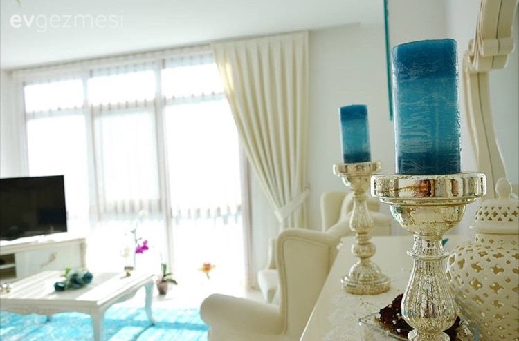 Dekoratif Objeler, Fon perde, Krem, Mavi, Mum, Orta sehpa, Salon, Perde