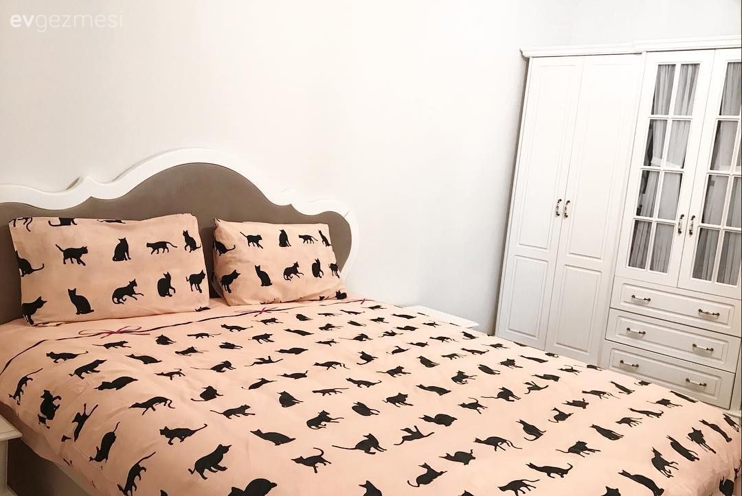 Sıcak renkler, ahşap mobilyalarla samimi ve doğal bir dekor.