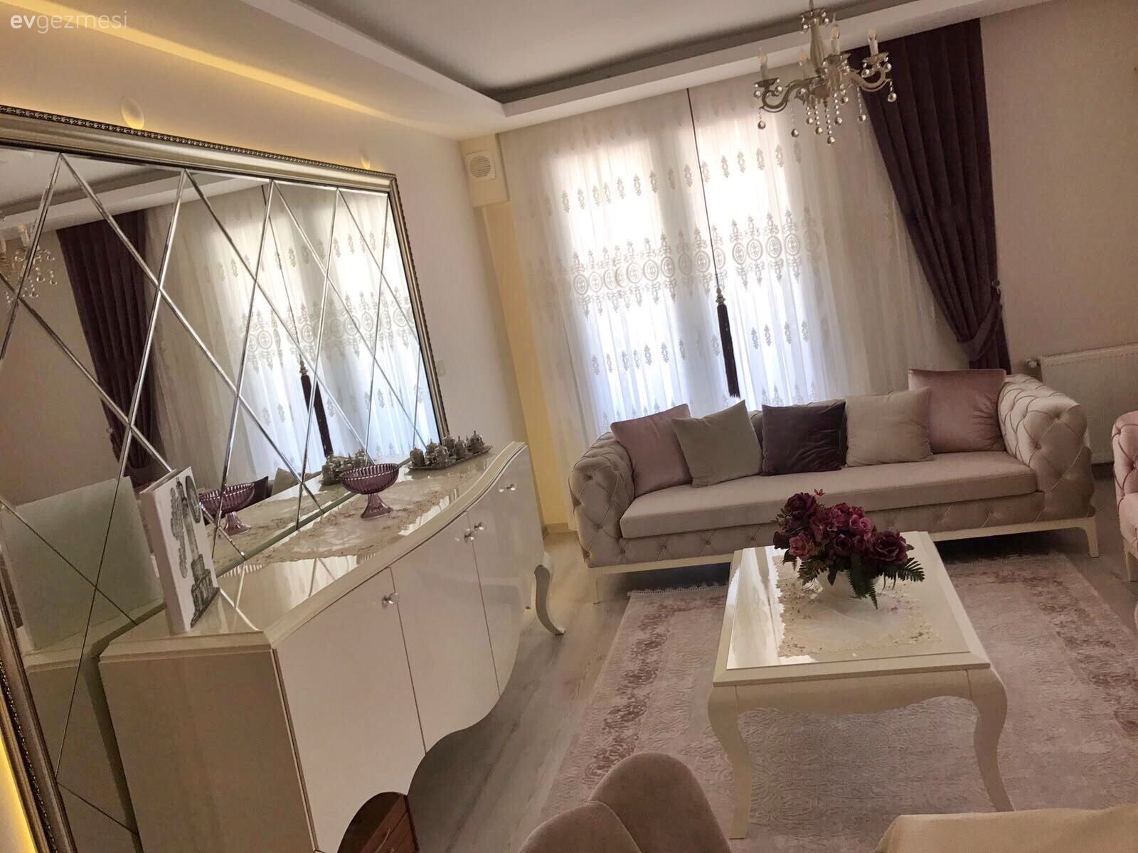 Ayna, Chesterfield, Çiçekler, Fon perde, Halı, Konsol, Mor, Orta sehpa, Perde, Salon