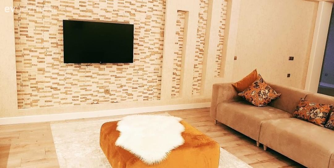Bu Salon Sıcak Renkleri, Konforlu Mobilyalarıyla Pek Keyifli