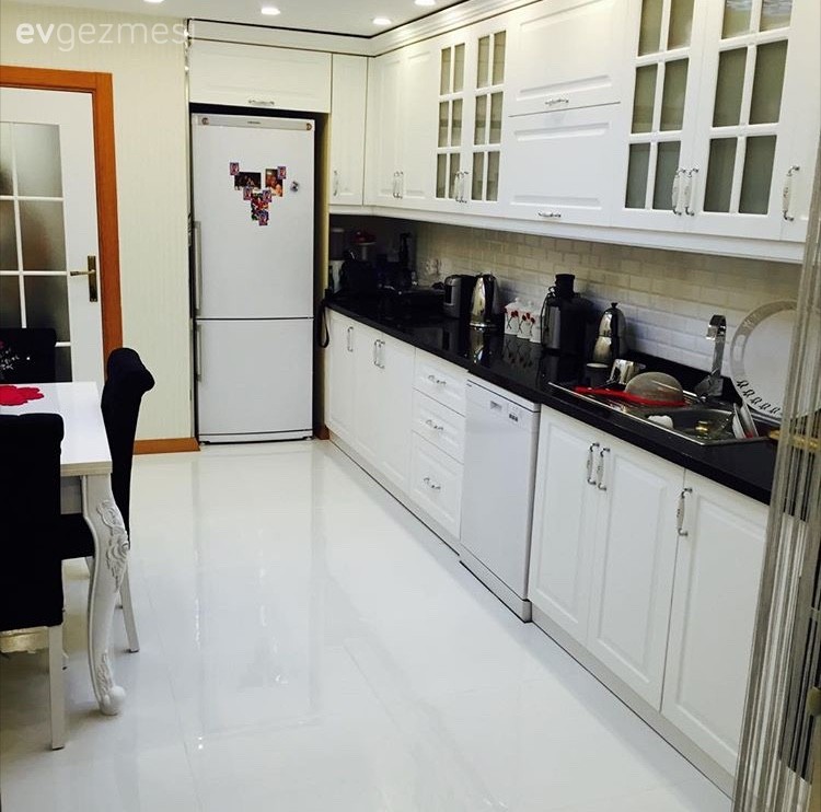 Beyaz mutfak, Mutfak, Mutfak masası