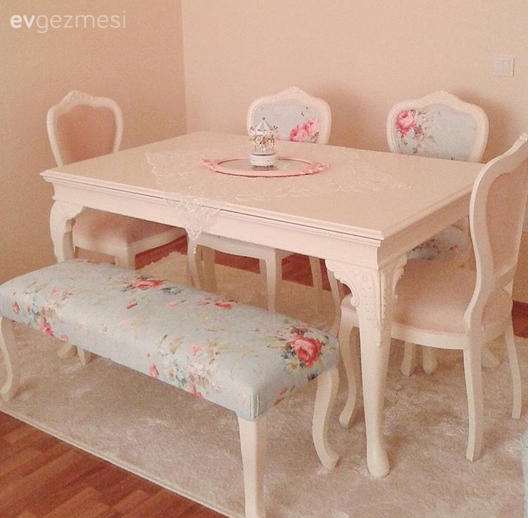 Bank, Çiçekli desen, Halı, Mavi, Salon, Mutfak masası