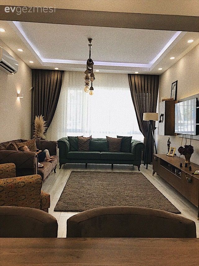 Bu salonda modern stil mobilyalar, toprak renkleriyle odaya sıcak bir görünüm kazandırmış..