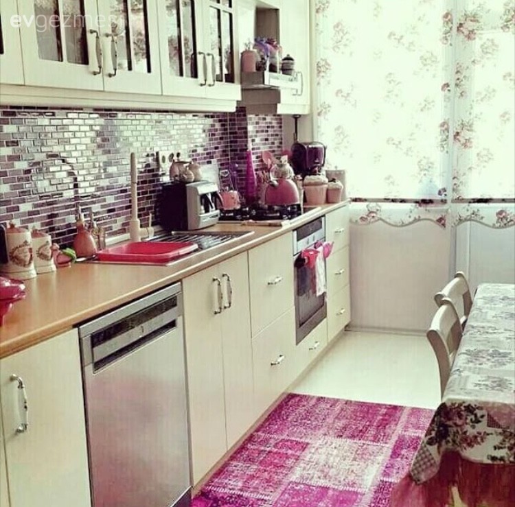 Beyaz mutfak, Halı, Mutfak, Mutfak aksesuarları, Pembe, Tezgah arası seramik