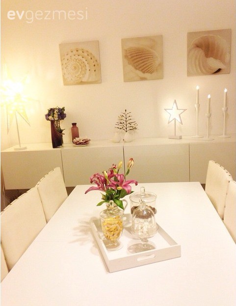 Beyazın canlı renklerle kombinlendiği içimizi açan bir ev