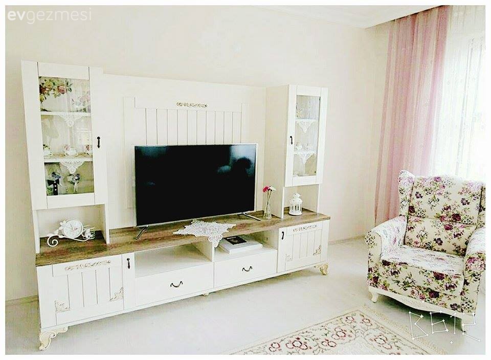 Yasemin hanımın aydınlık renkleri tercih ettiği cıvıl cıvıl evi..