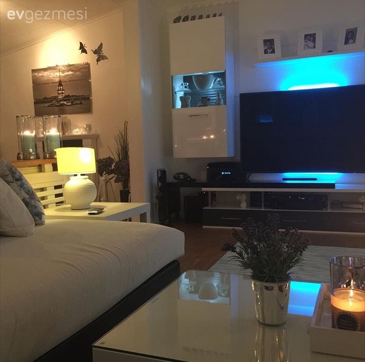 Seçil hanımın aynı odada 3 farklı alan oluşturduğu, klasik ve şık evi.