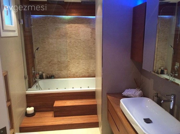 Bu evin harika manzarası bile sofistike dekorasyonunun önüne geçemiyor..