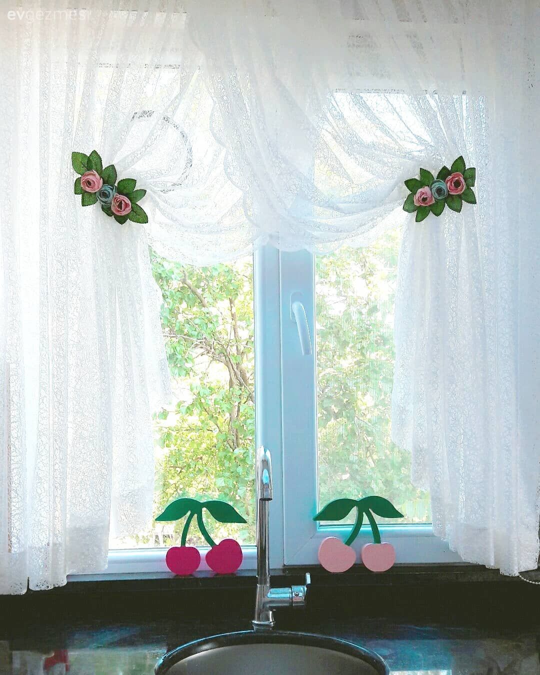 Mavi ve beyaz uyumu ile duru ve canlı. Yasemin hanımın evi..