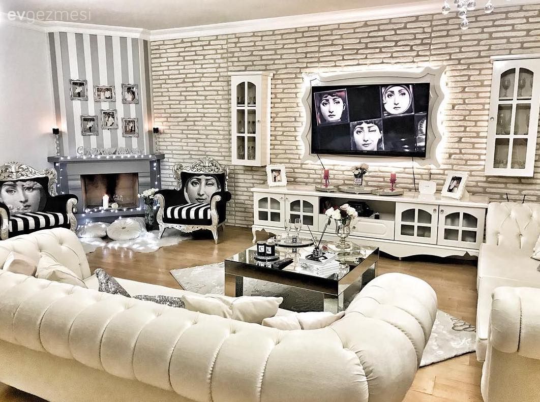 Salon, Tv ünitesi, Beyaz, Şömine, Duvar kağıdı, Gri, Çizgili desen, Taş duvar, Chesterfield, Berjer, Orta sehpa, Aynalı mobilya