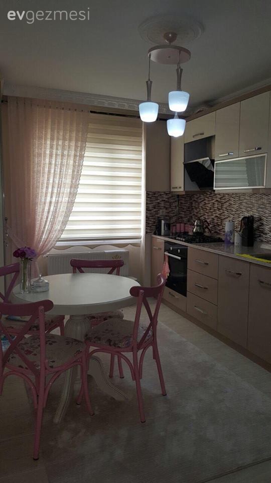 Mutfak, Mutfak masası, Pembe, Pembe mutfak, Perde