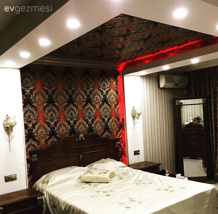 Kırmızı, Yatak Odası