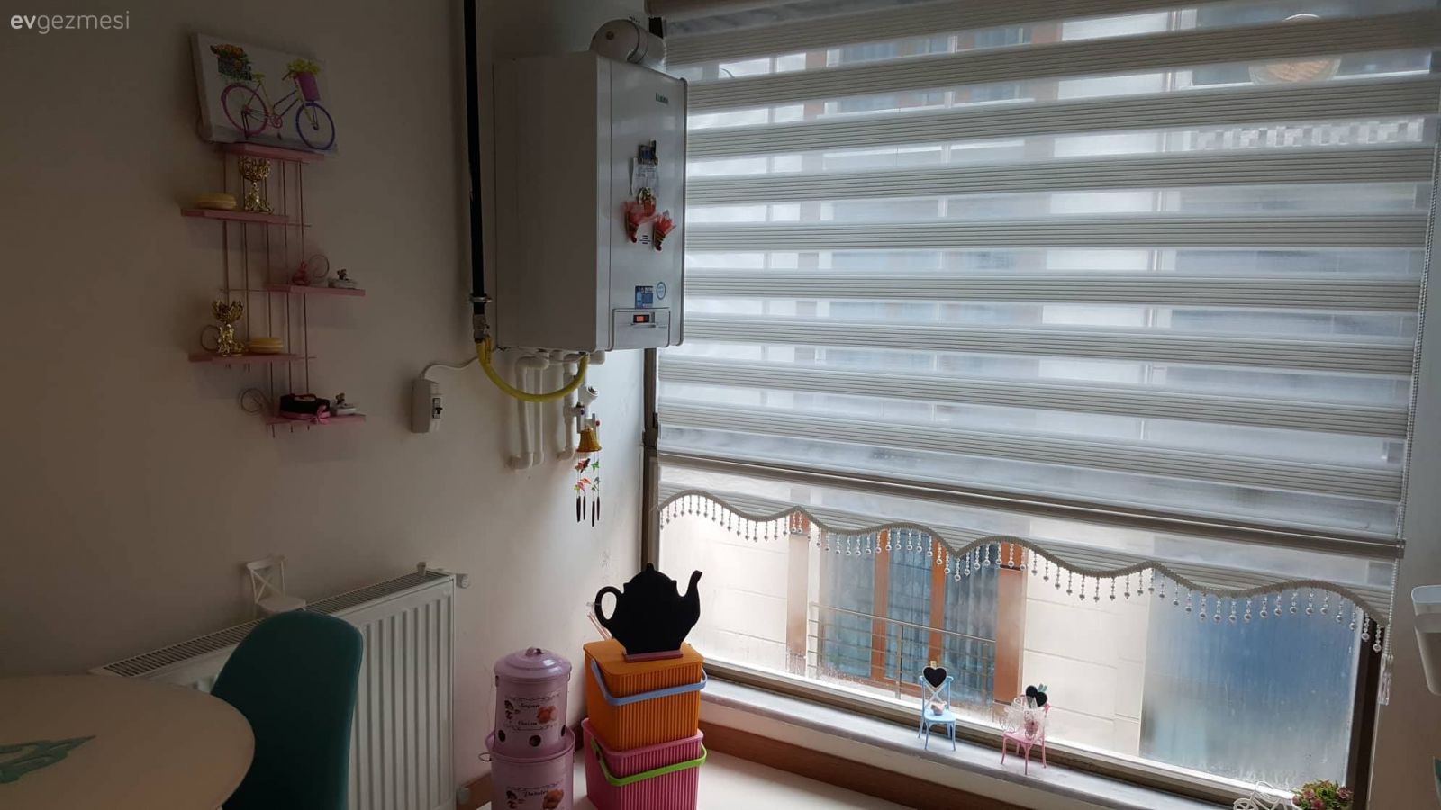 Çok renkli mobilyalar ile enerji dolu bir ev. Yekbun hanımın keyifli evi..