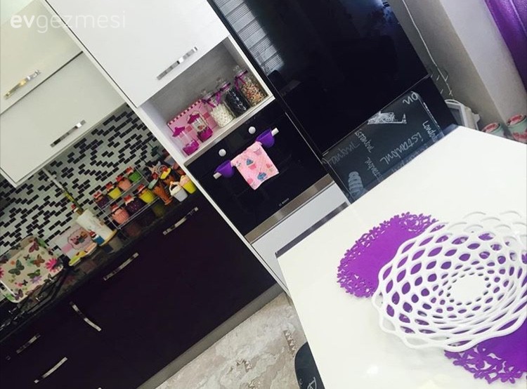 Hatice hanımın klasik mobilyalar ve altın vurgusuyla gösterişli evi..