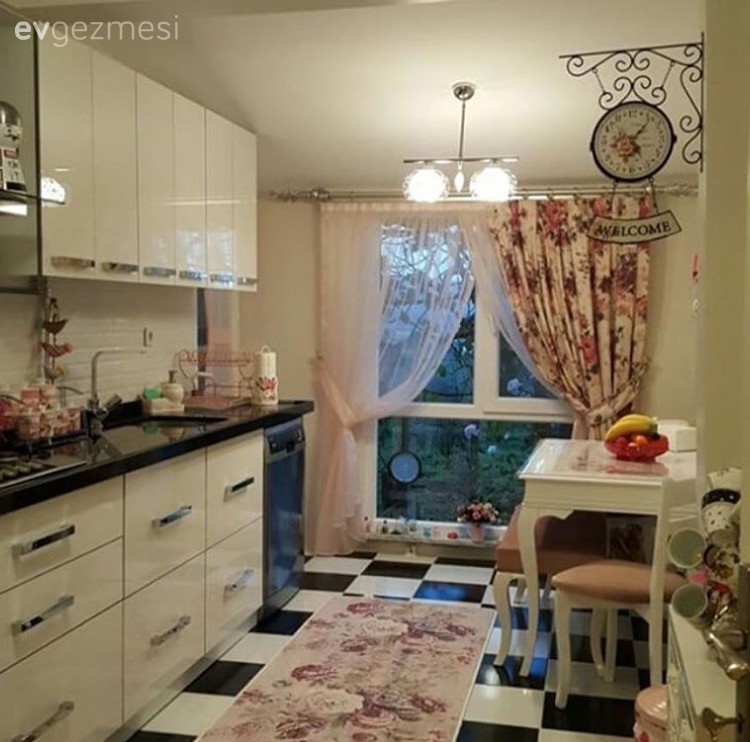 Siyah, beyaza pembe vurgusu ile stil sahibi.. Aylin hanımın mutfağı.