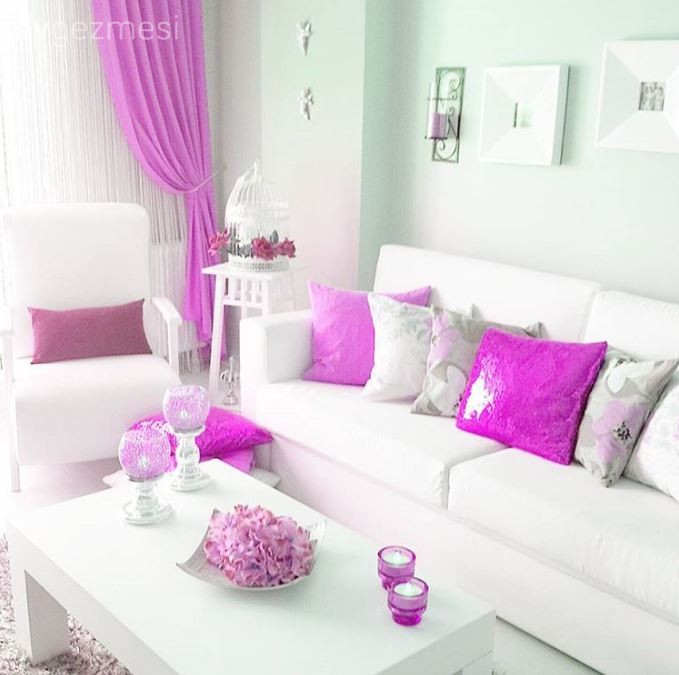 Dekoratif obje değişimleriyle Filiz hanımın salonun binbir rengi..