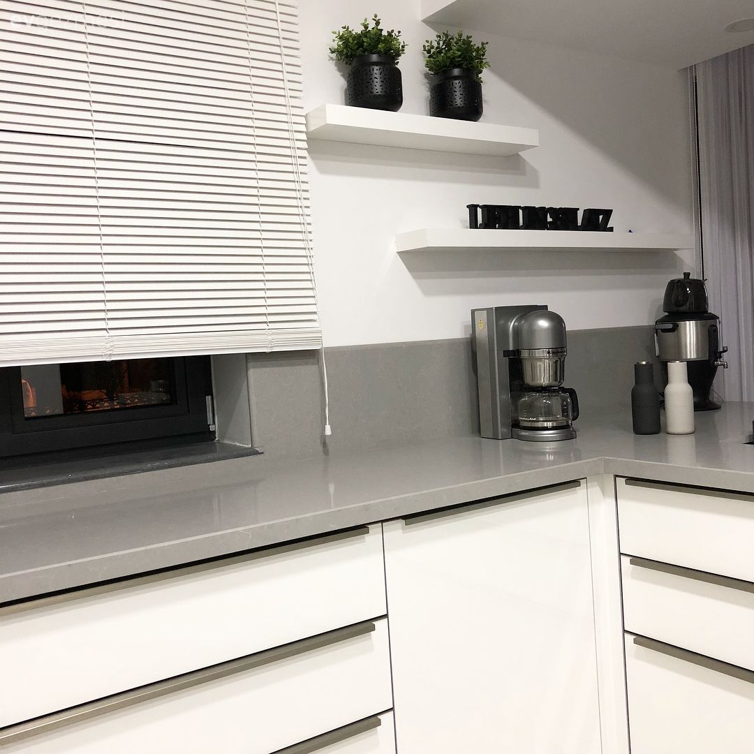 Bu açık konsept mutfak ve oturma alanı, modern stili ile göz doldururken, kullanışlı planıyla da yaşanası bir ortam oluşturuyor..