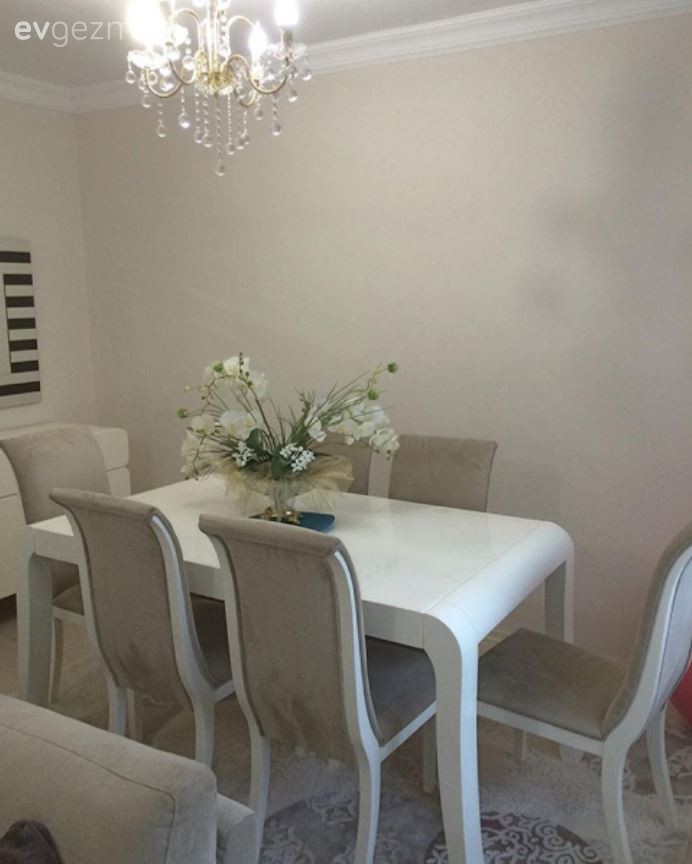 Duygu hanımın nötr renklerin hakimiyetinde konforlu ve dingin evi..