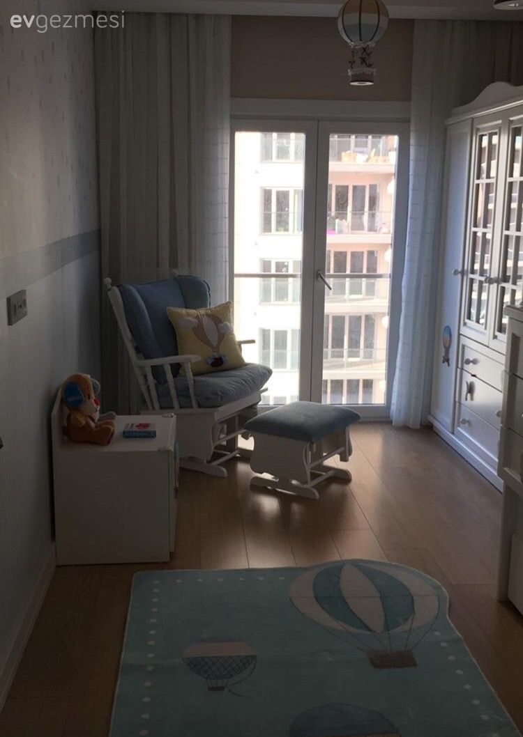 Uçan balon konseptiyle hayalci ve neşeli bir çocuk odası.