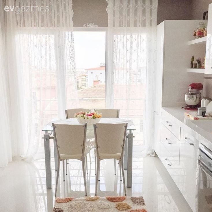 Hilal hanımın az eşya, bol ışıkla zarif ve iç açıcı evi, yeni karelerle..