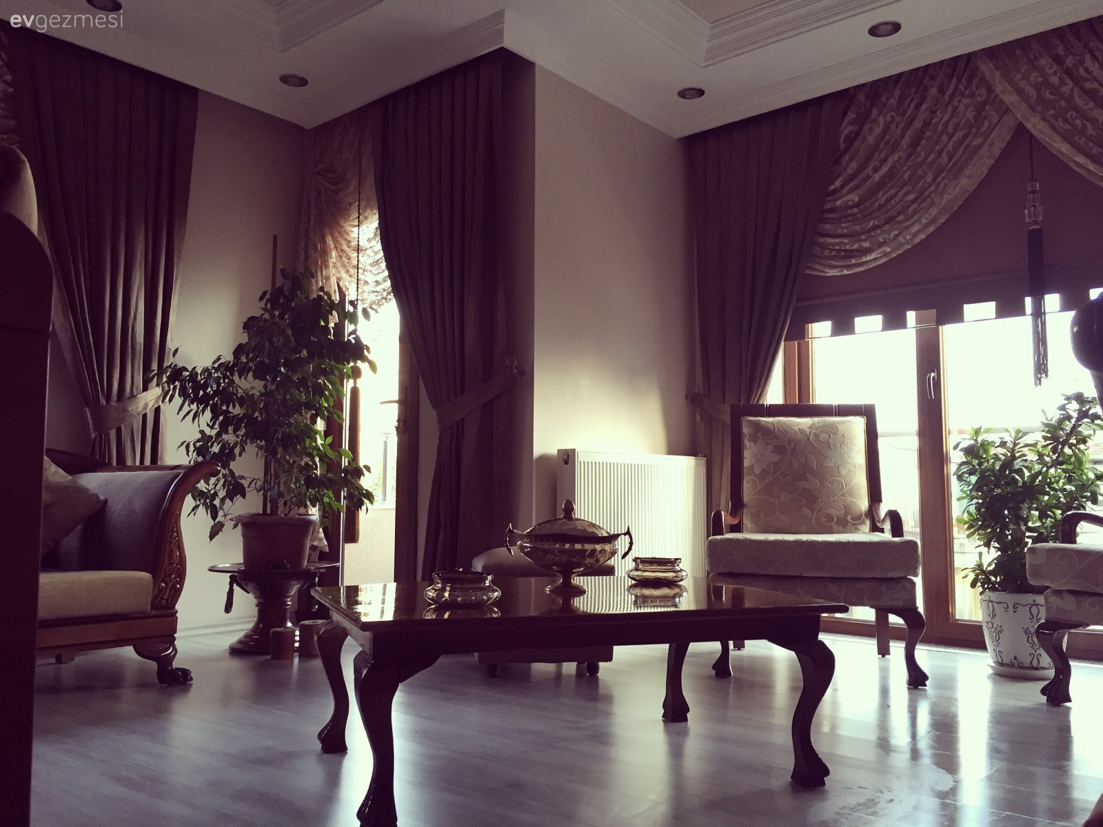 Şeyma hanımın kahverengi ve siyah uyumu ile sofistike şık evi..