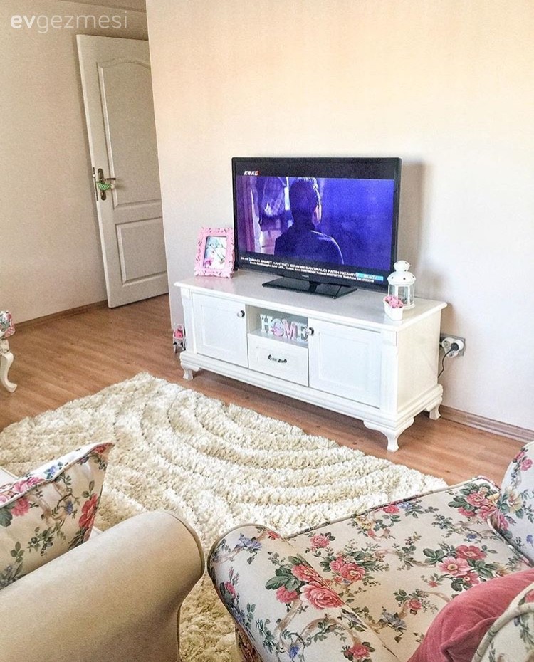 Country (kır evi) stilde, her köşesi özenli ve iç açıcı bir ev..